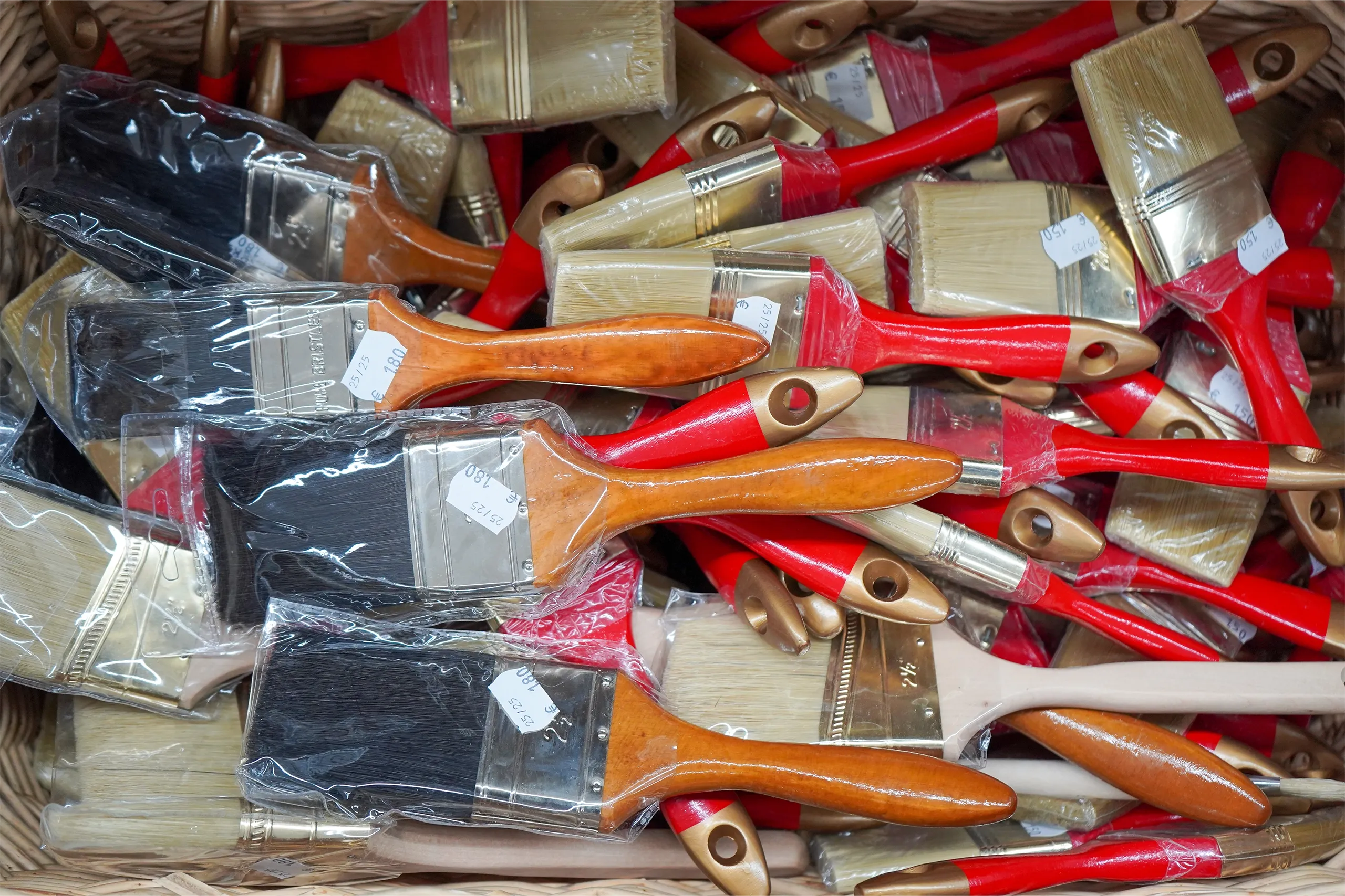 Pinsel in verschiedenen Größen dicht beisammen in einer Verkaufskiste.